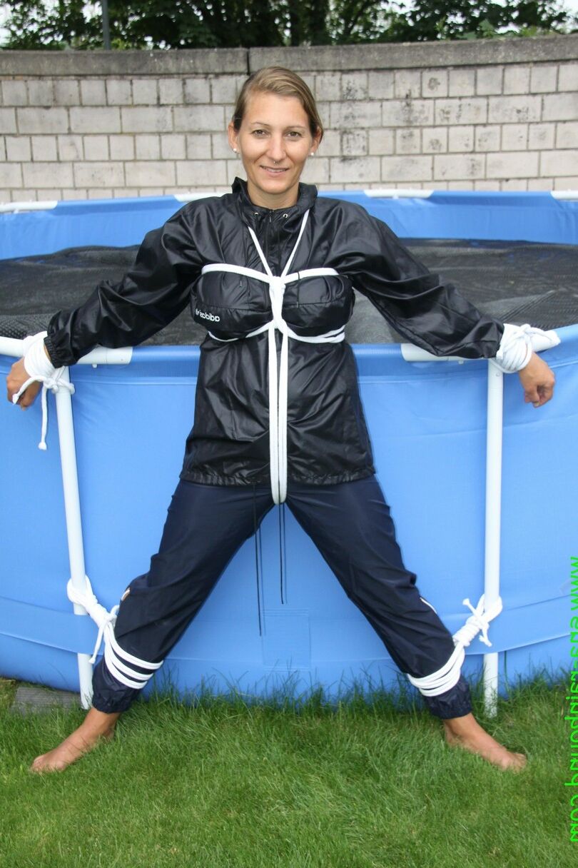 16 Photos La femme amateur Sandra est bâillonnée et attachée à une piscine dans un imperméable