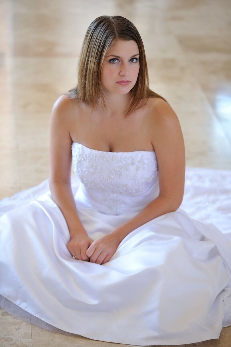 16 fotos La glamorosa amateur tetona Danielle modela su vestido de novia en el interior