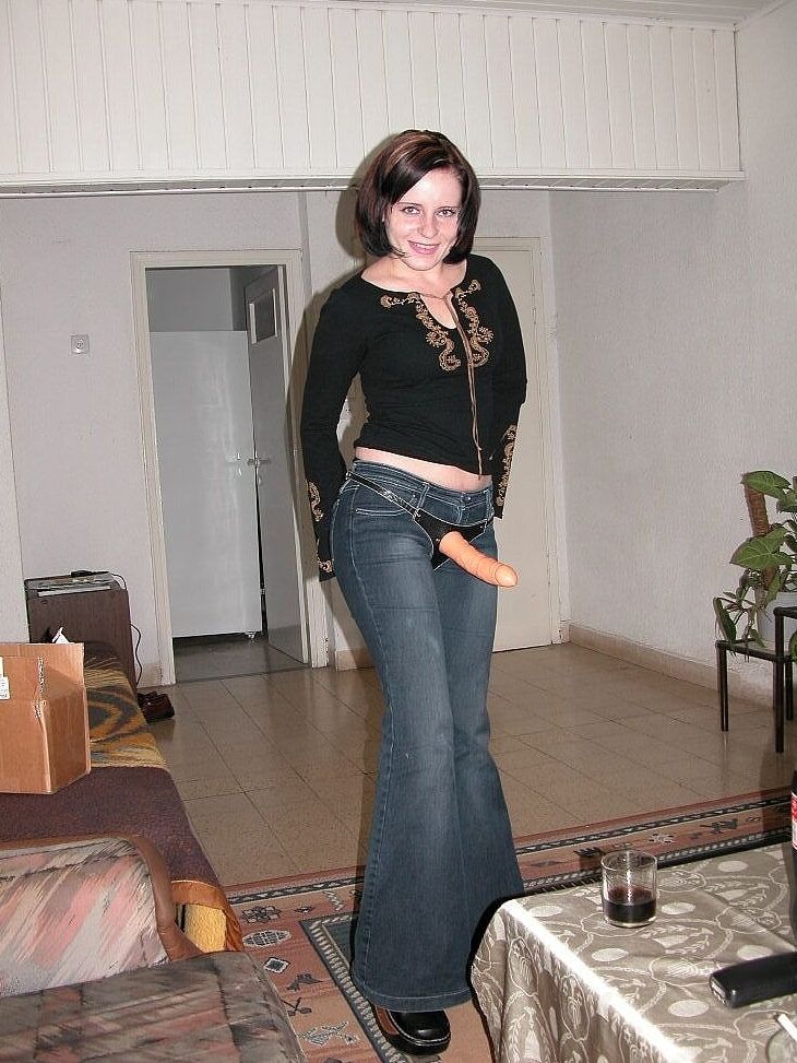 21 photos Helen Sykes, dominatrice, se déshabille en jouant avec son jouet sexuel BDSM