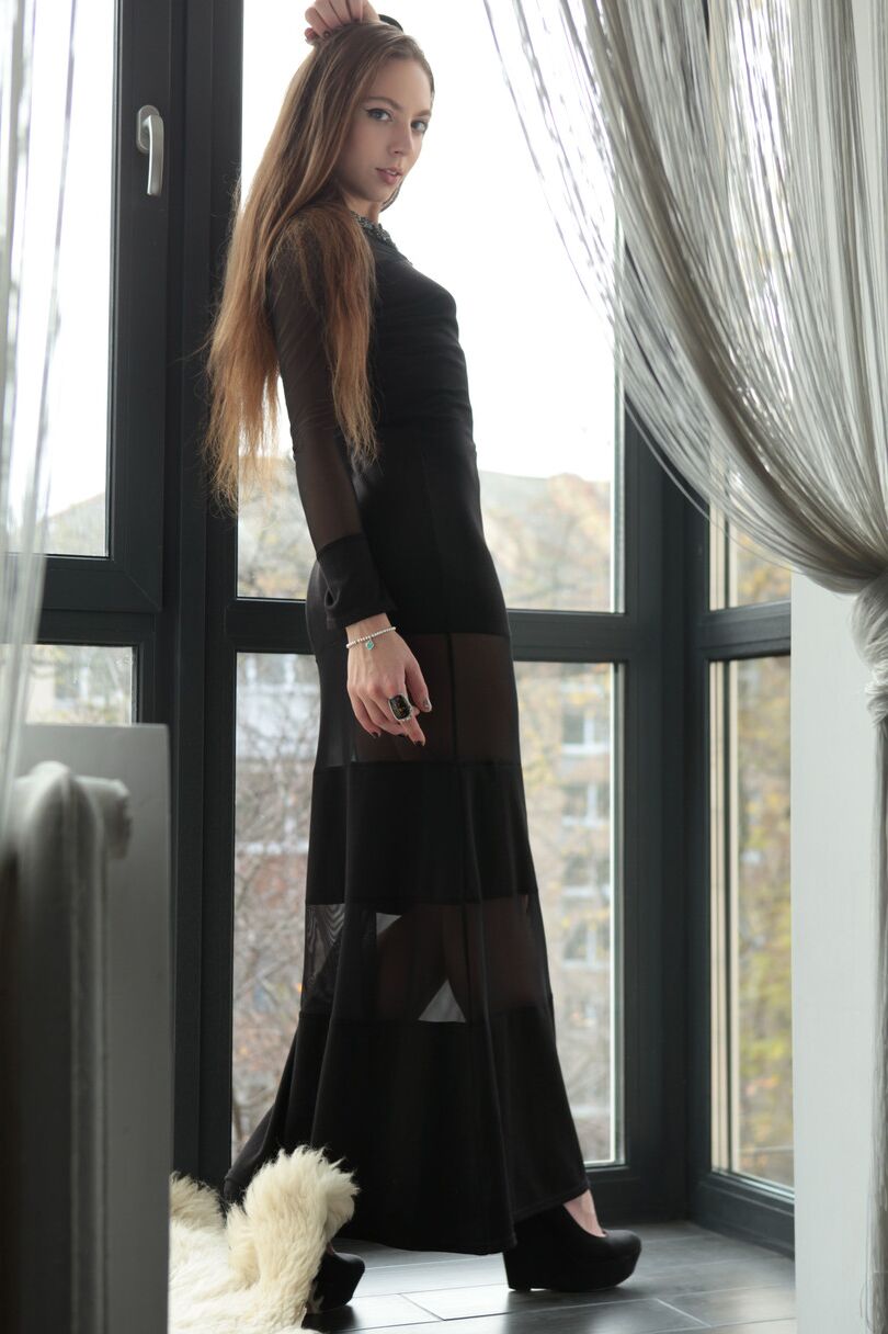 21 Photos La beauté séduisante Valery Leche exhibe ses jolies fesses et sa silhouette maigre