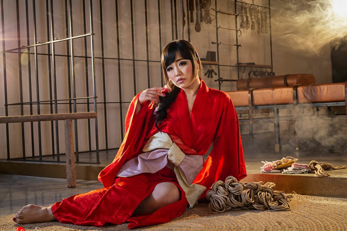 16 Pics Japanese female Sakura Kurokawa is suspended from the ceiling by rope