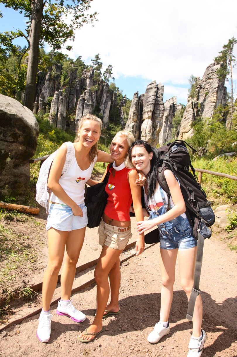 21 photos Les aventurières mignonnes Sara J, Nessy