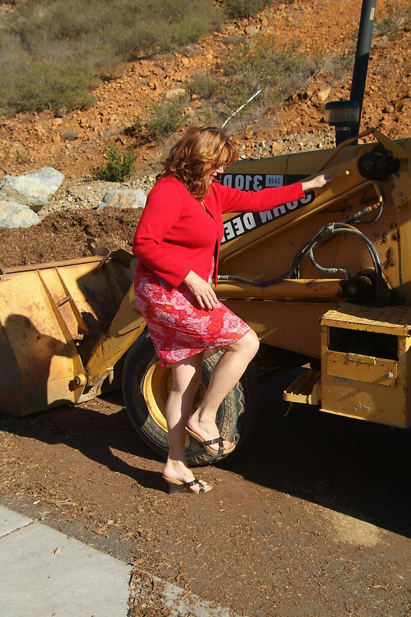 Marishka, amatrice mature, montre son corps potelé et ses gros seins sur un tracteur