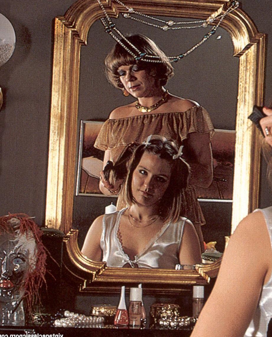 20 fotos Doces garotas vintage se despem e provam dois paus antes de um quarteto gostoso