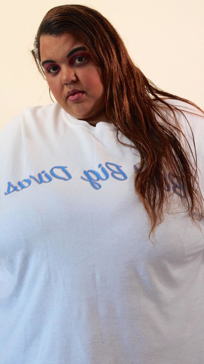 12 Pics Amador SSBBW Golden Bombshell desliza calcinha sobre a bunda