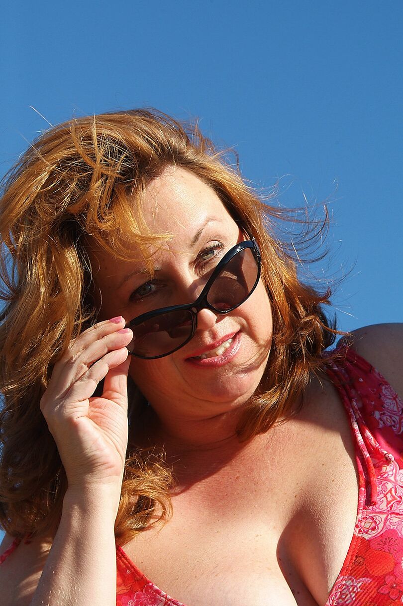Marishka, amatrice mature, montre son corps potelé et ses gros seins sur un tracteur