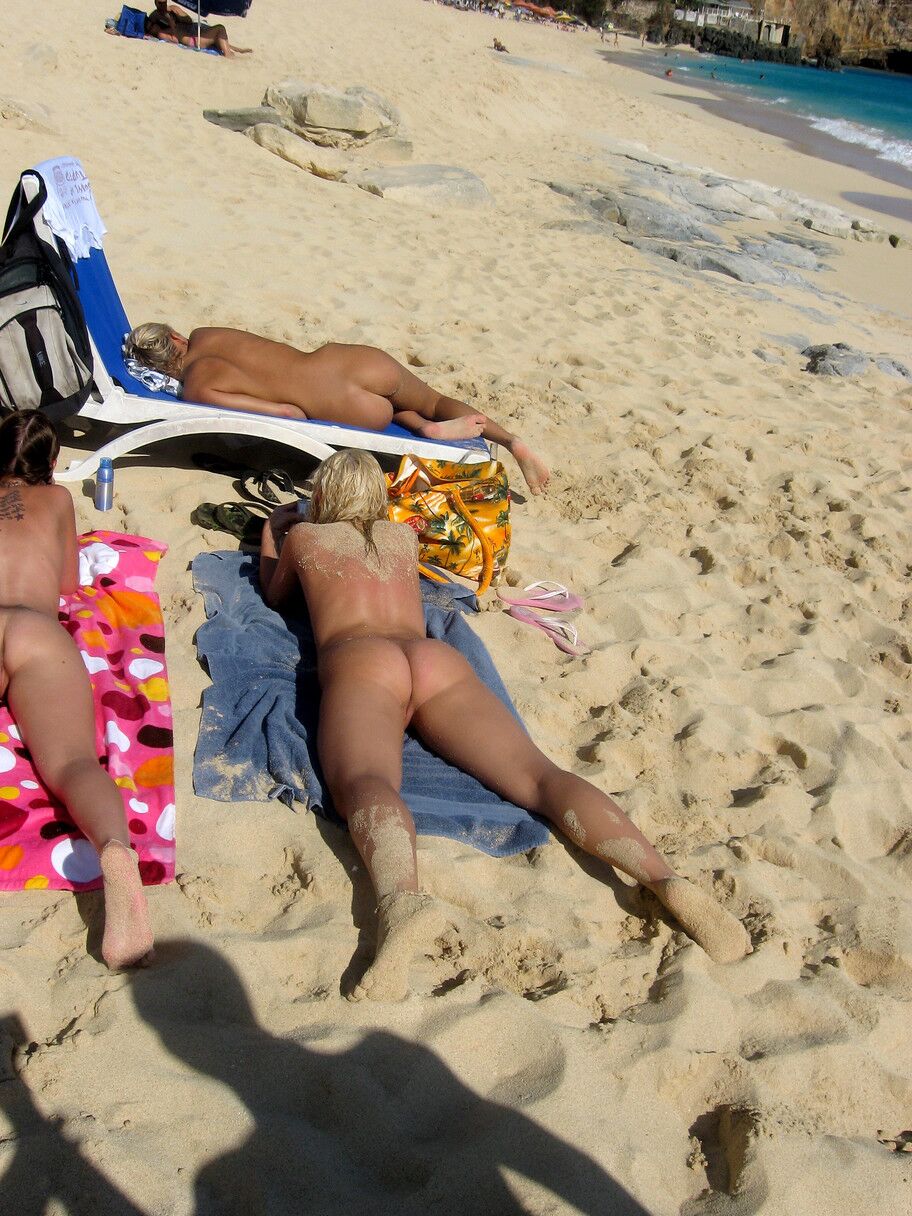 21 写真 ビーチで裸で遊ぶ若くて美しい十代の若者たち