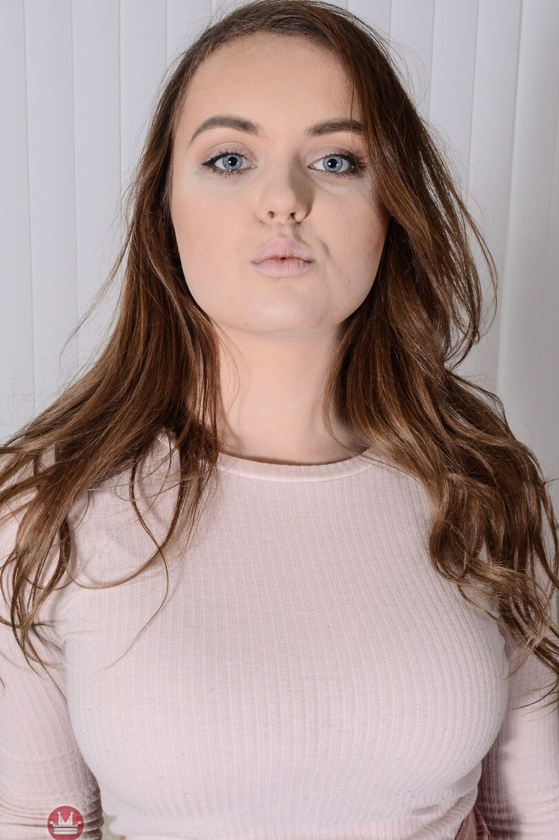21 fotos La joven amateur curvilínea River Fox revela su culo redondo