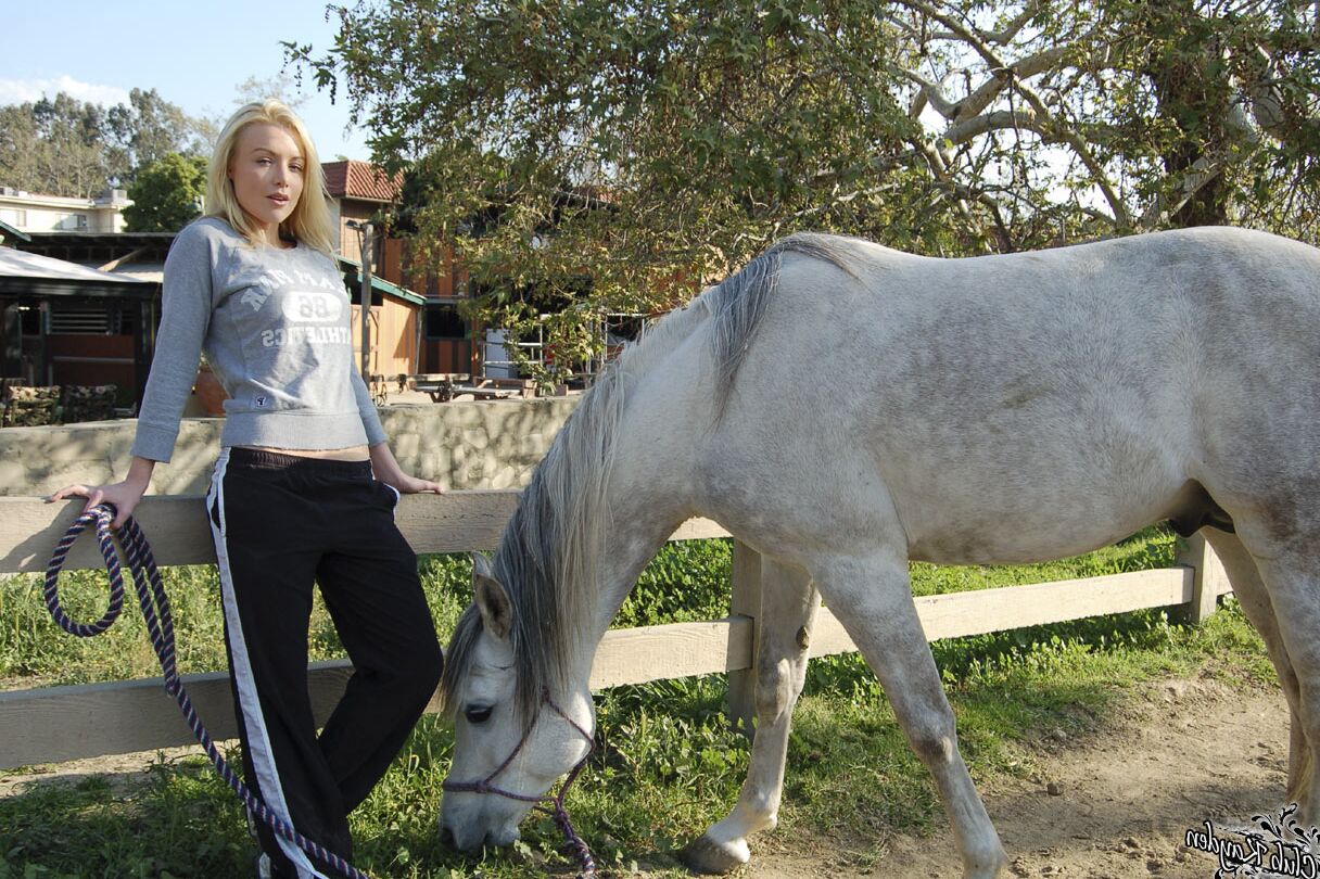 20 Fotos Loira Americana MILF Kayden Kross brinca com seu cavalo no rancho