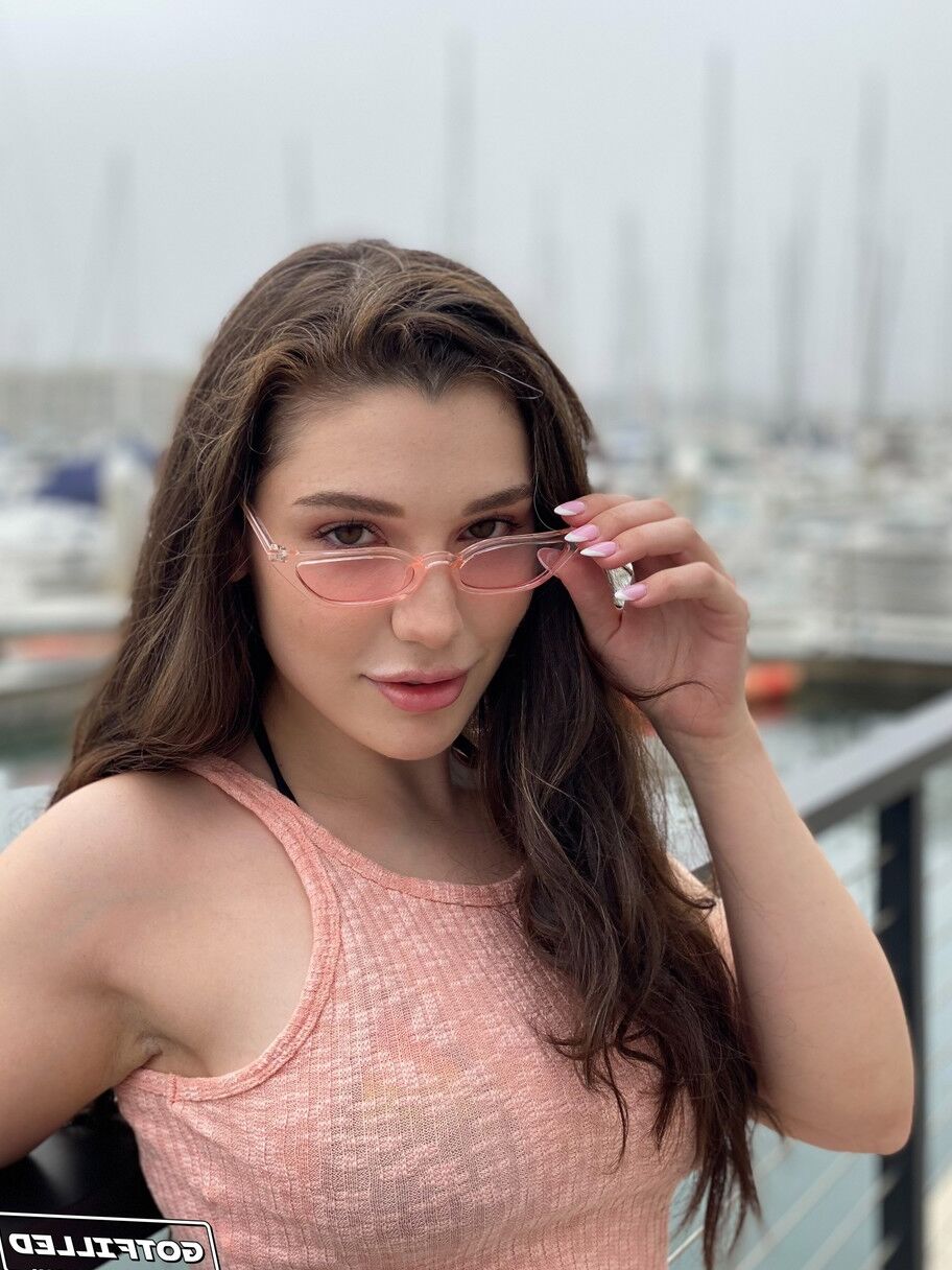 20 Fotos A deusa morena Lily Lou é dominada, fodida forte e enlouquecida