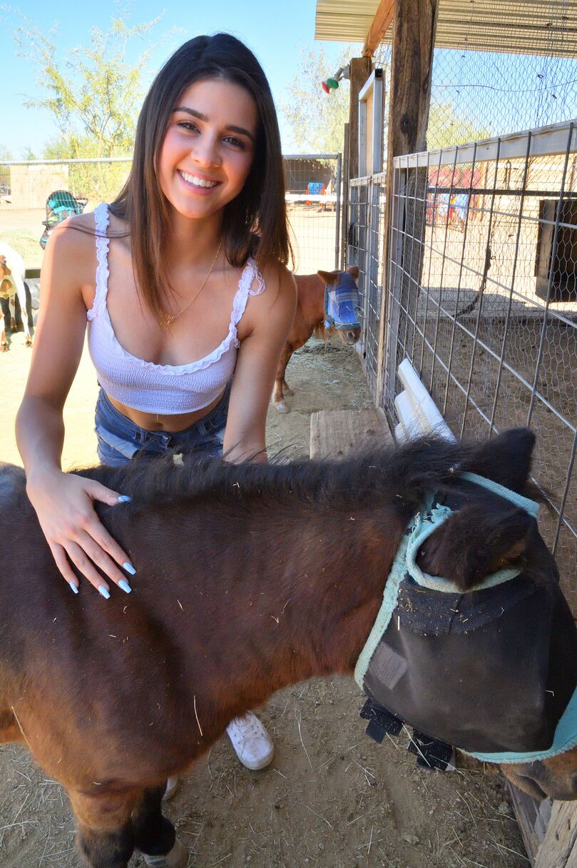 20 fotos La sonriente amateur Kylie posa en sus pantalones cortos de mezclilla