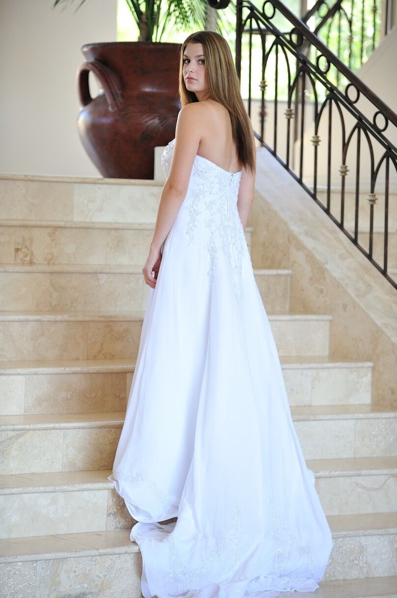 16 fotos La glamorosa amateur tetona Danielle modela su vestido de novia en el interior
