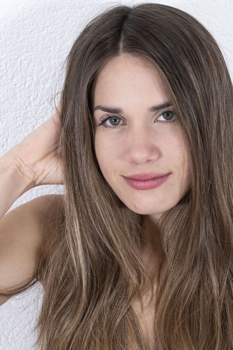 21 Fotos A linda americana Treplev fica nua e massageia seu pedaço peludo
