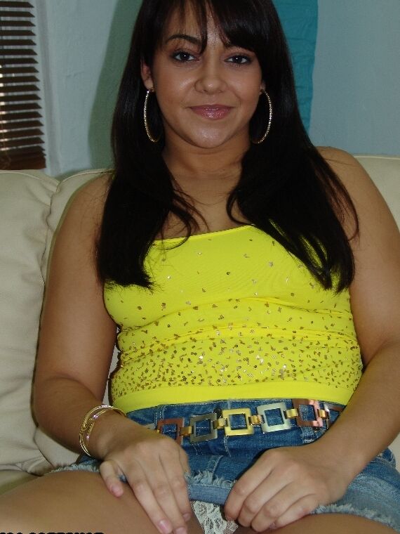 20 Pics Gata latina Marquetta Jewel mostra seu grande saque antes de chupar um grande pau