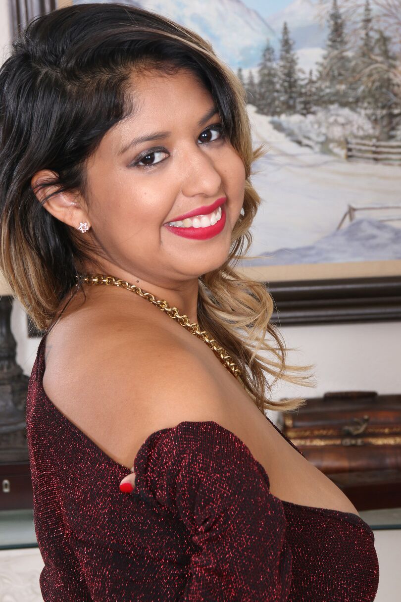 20 Pics Chubby Latina Jamie Hernandez revela seus peitos grandes e flácidos