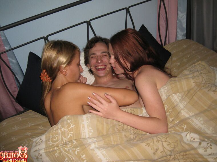 16 Photos De jeunes filles bisexuelles sautent au lit avec leur copain de baise pour un plan à trois