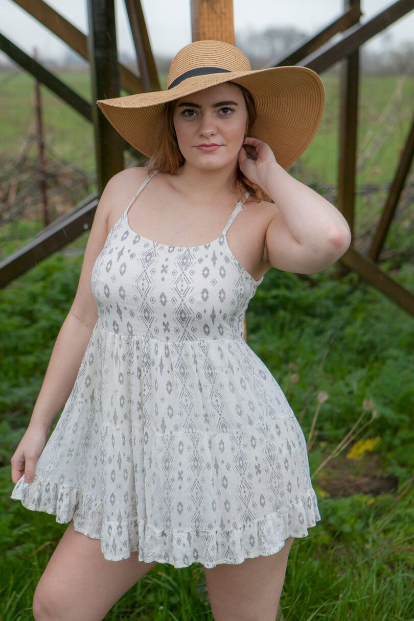 16 Fotos Garota country levanta o vestido para a saia nua mostrando a vulva careca e a bunda