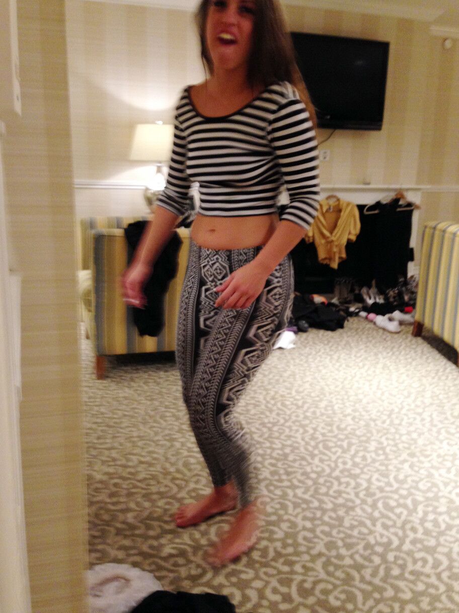 16 photos La flexible Kelsi Monroe montre ses jambes et son cul.