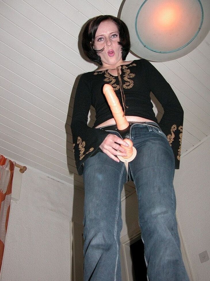 21 photos Helen Sykes, dominatrice, se déshabille en jouant avec son jouet sexuel BDSM