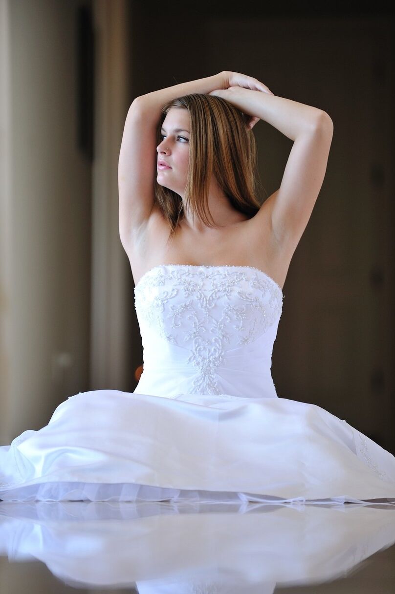 16 fotos La glamorosa amateur tetona Danielle modela su vestido de novia en el interior