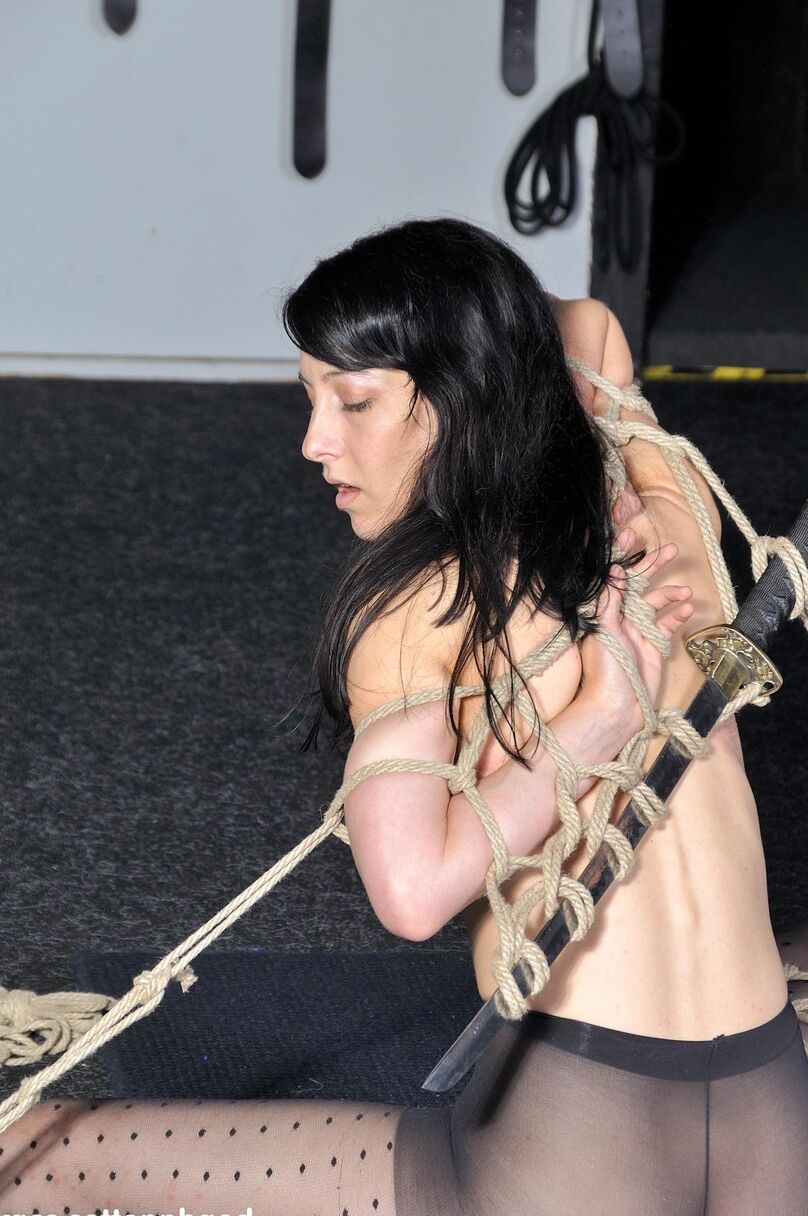 21 写真 パンストを履いた奴隷少女エリス・グレイブスがぽっちゃりレズビアンに拘束される