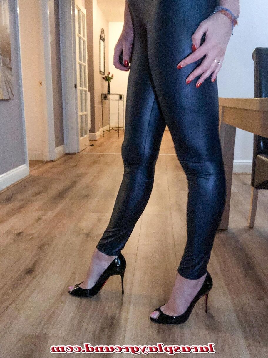 21 Bilder Die vollbusige MILF Lara zeigt ihre saftigen Titten