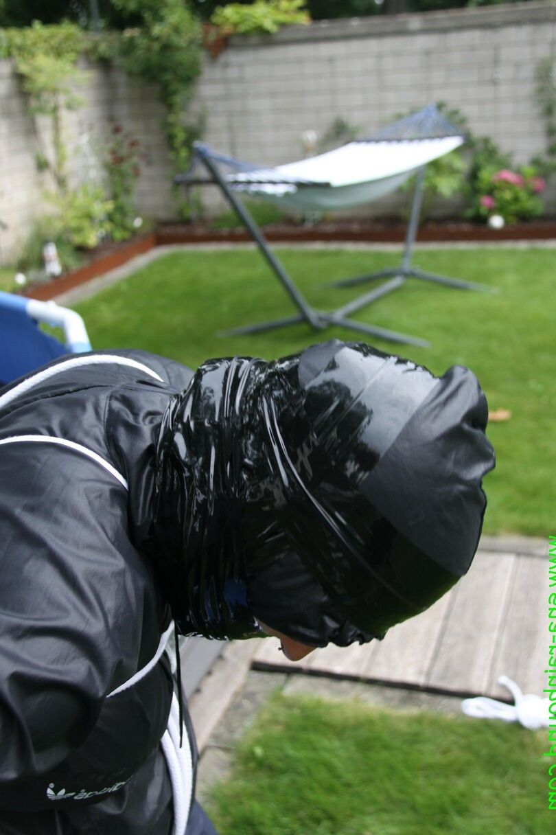 16 Photos La femme amateur Sandra est bâillonnée et attachée à une piscine dans un imperméable