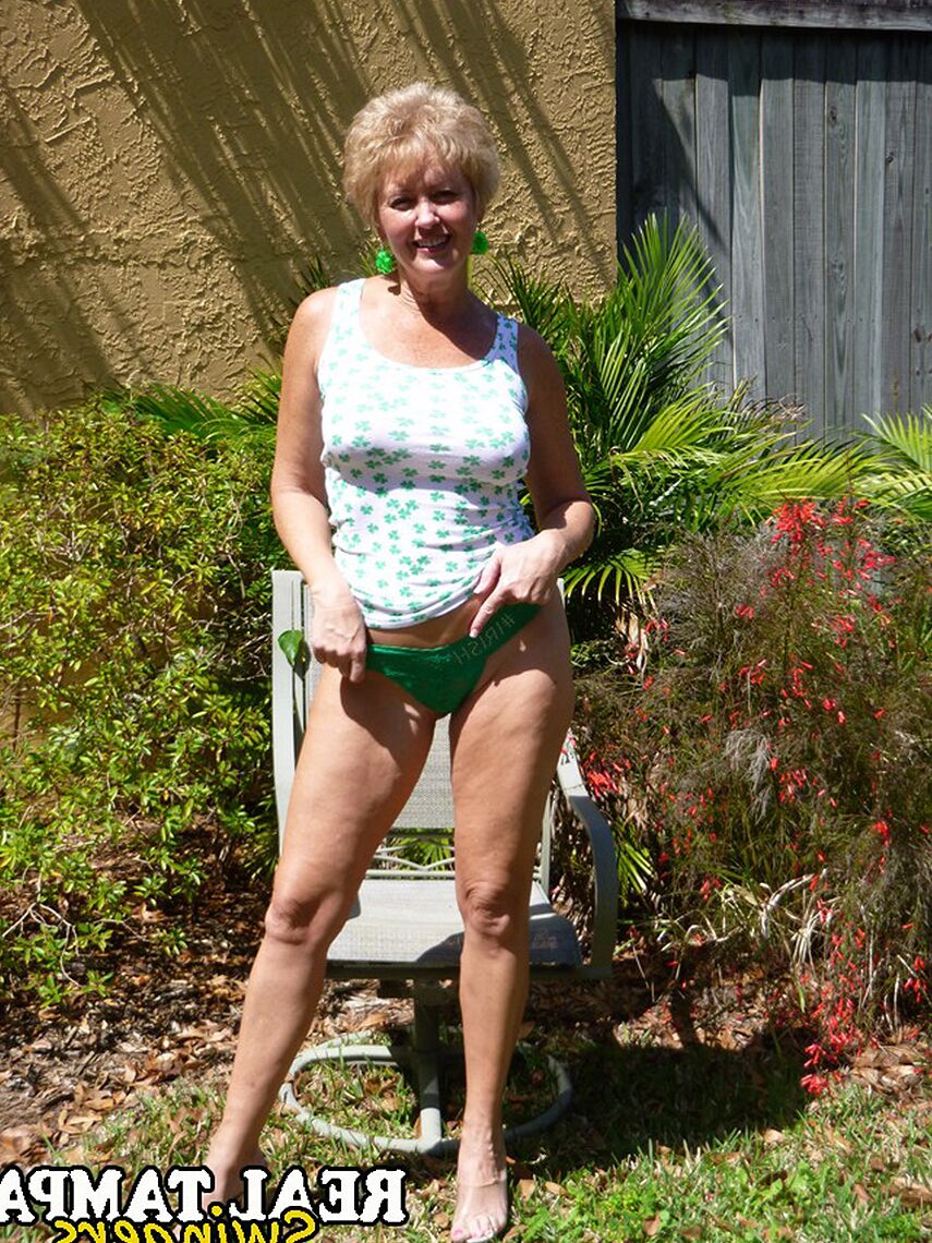 15 fotos Madura amateur tracy se desnuda en el jardín