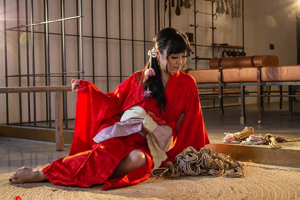 16 Pics Japanese female Sakura Kurokawa is suspended from the ceiling by rope