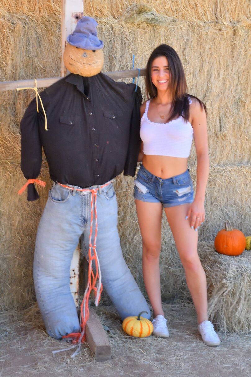 20 fotos La sonriente amateur Kylie posa en sus pantalones cortos de mezclilla