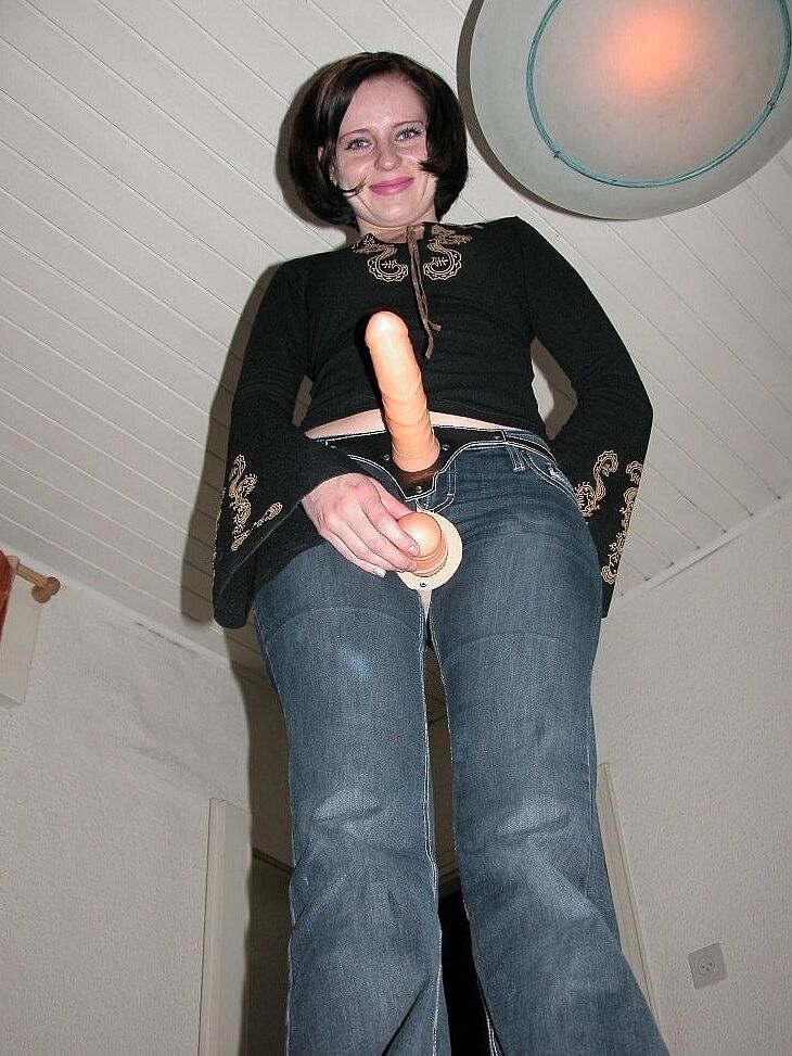 21 photos Helen Sykes, dominatrice, se déshabille en jouant avec son jouet sexuel BDSM