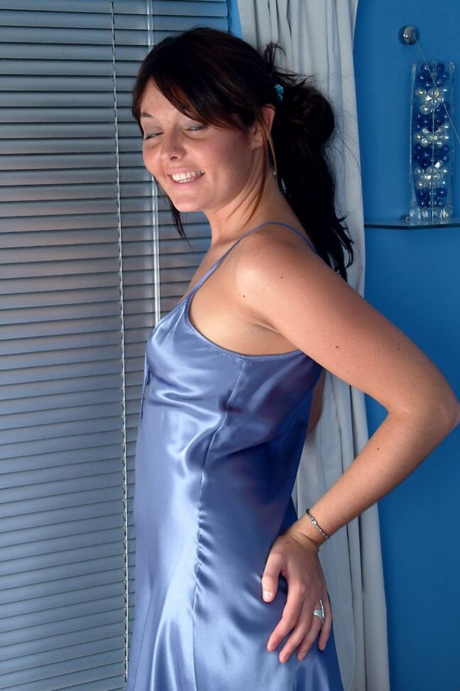 Leah, jeune amateur aux petits seins, joue avec sa chatte poilue dans sa chambre.