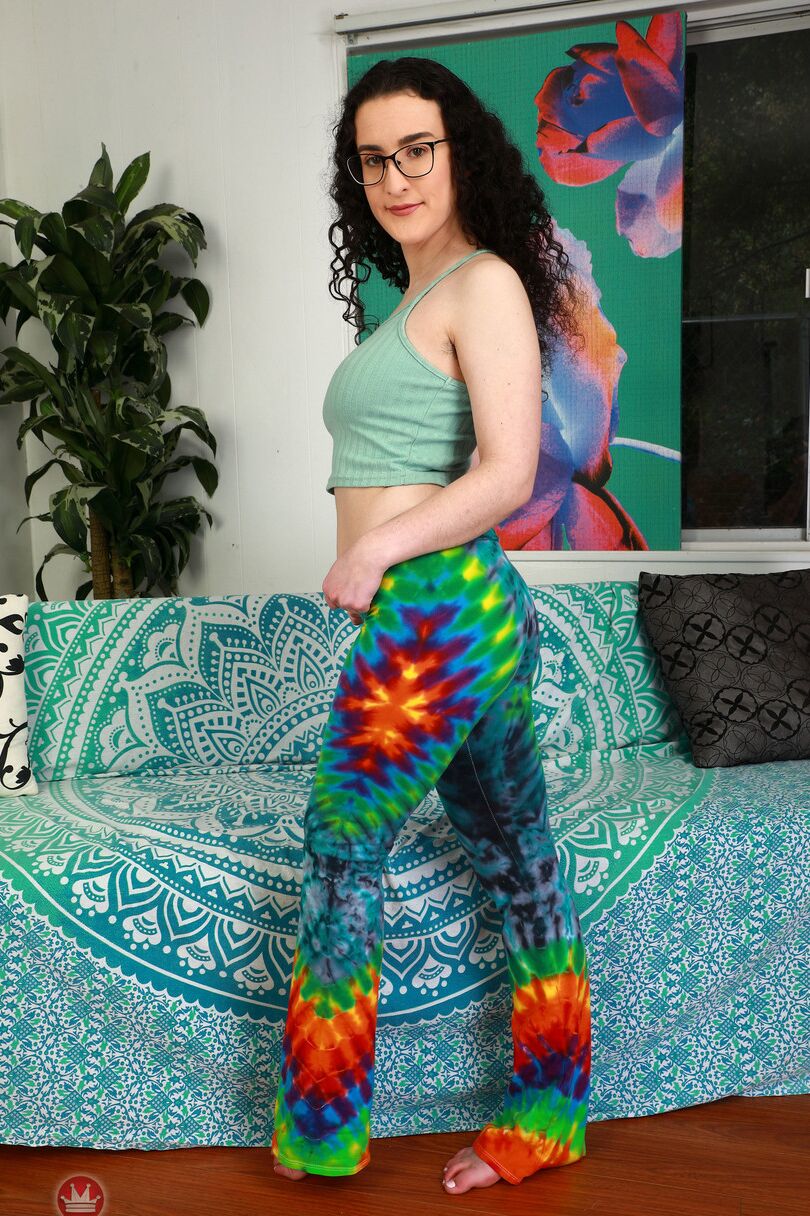 21 fotos La sexy morena Lyra Lockhart muestra su gran culo