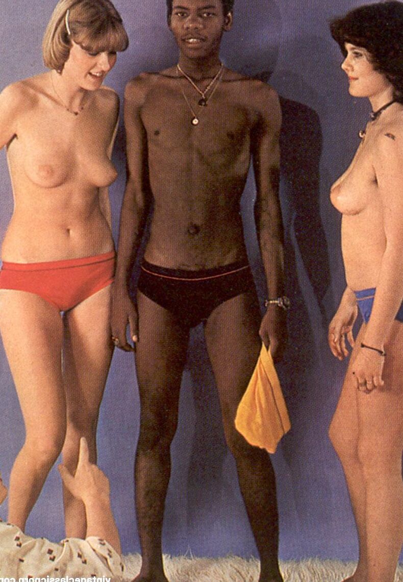 20 Fotos Duas lindas garotas tendo suas bocetas peludas fodidas por uma BBC em um trio vintage