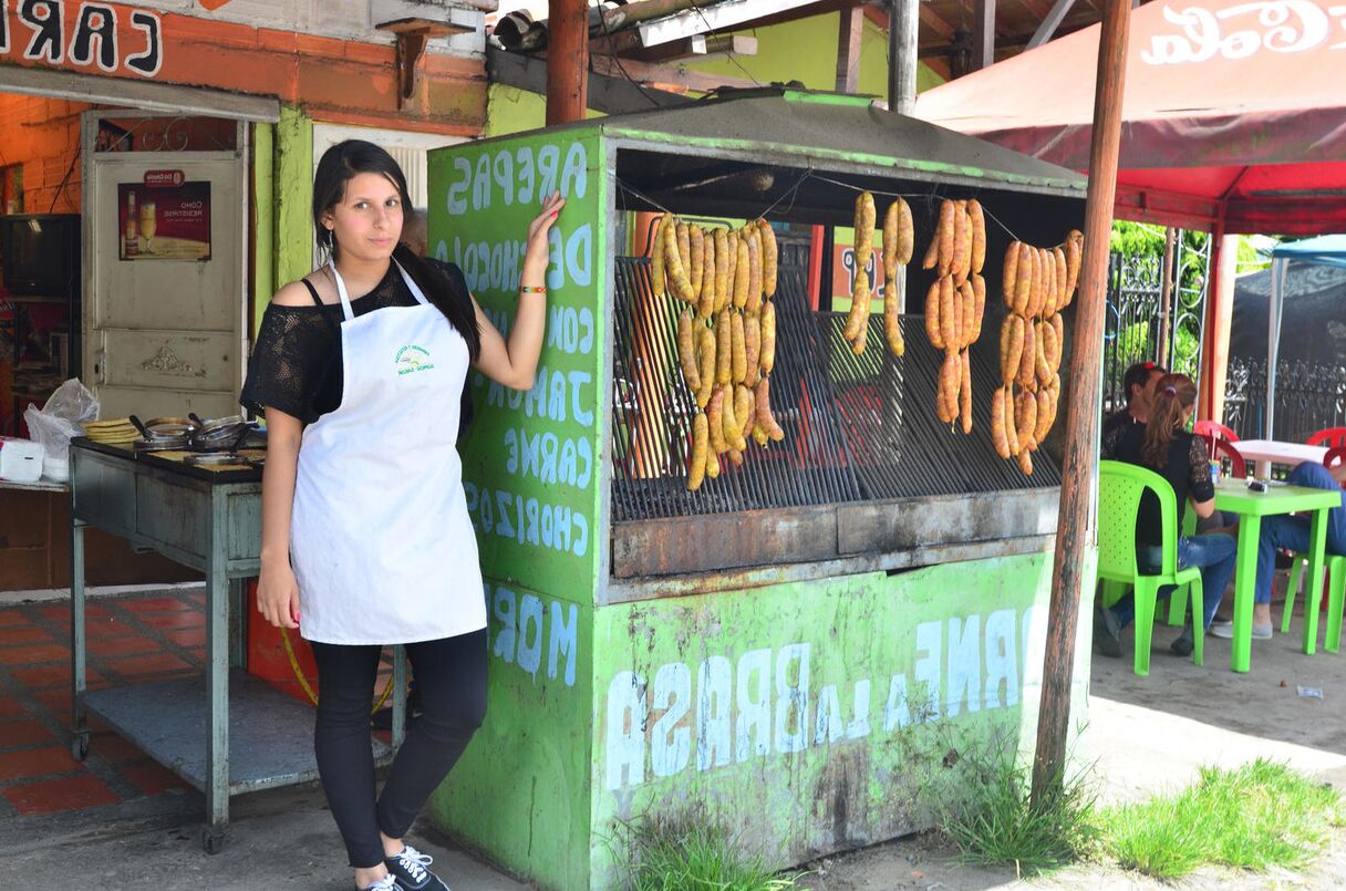 21 Fotos Garota latina voluptuosa mostrando sua bunda grande e peitos em excelente ação solo
