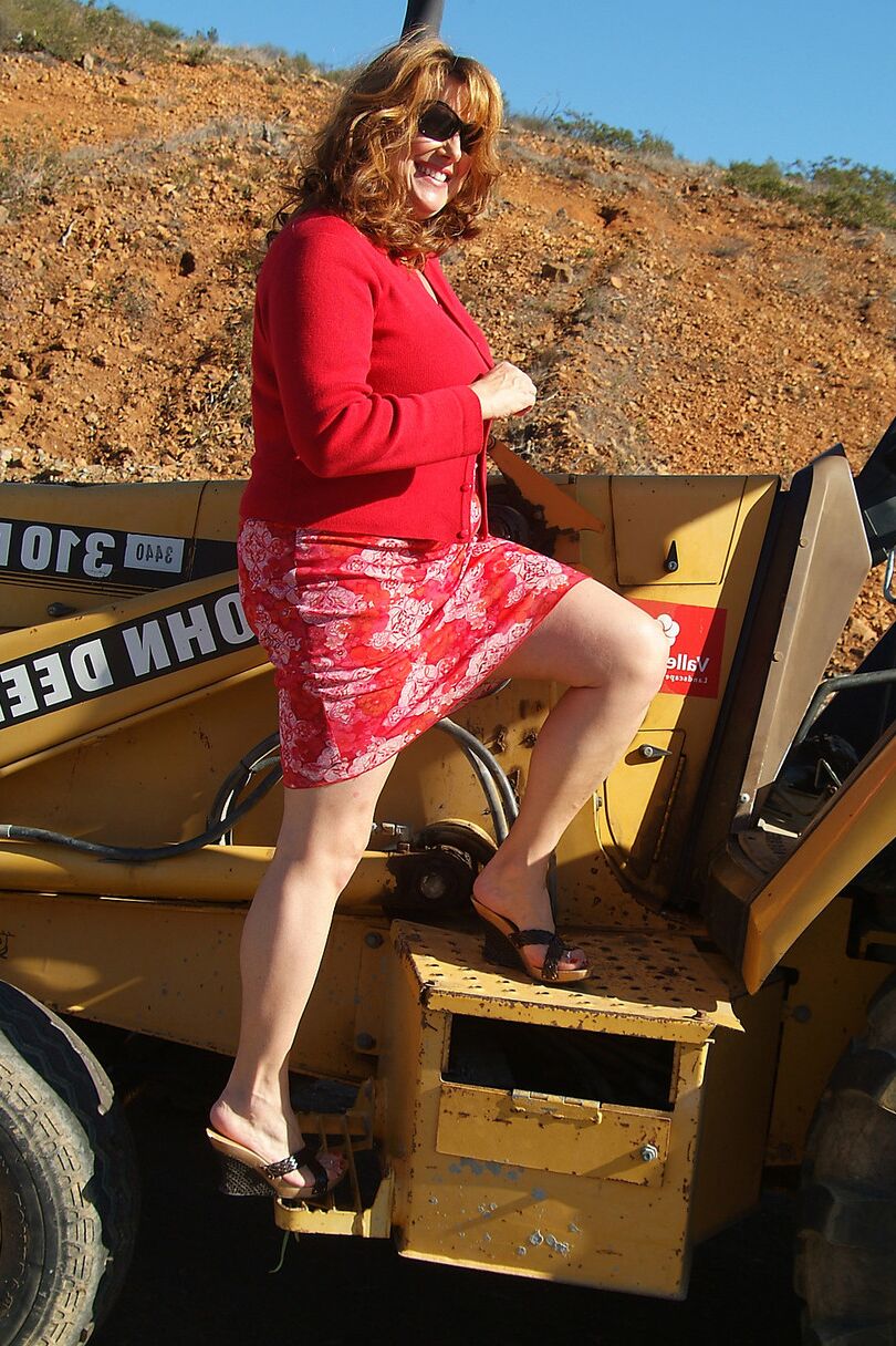 Marishka, amatrice mature, montre son corps potelé et ses gros seins sur un tracteur