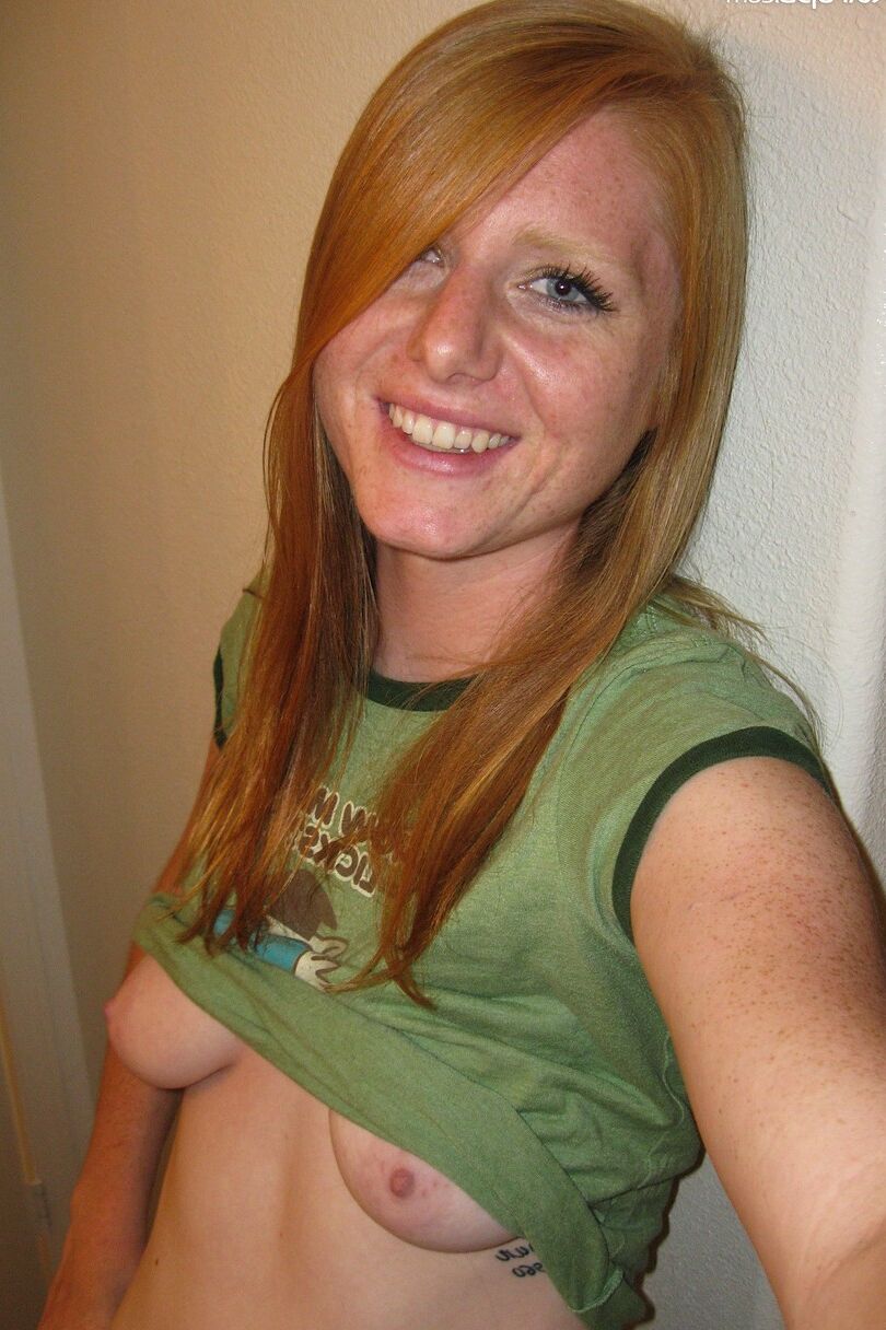 20 fotos Amateur cutie cleo revelando sus jugosas tetas y su trasero en el espejo