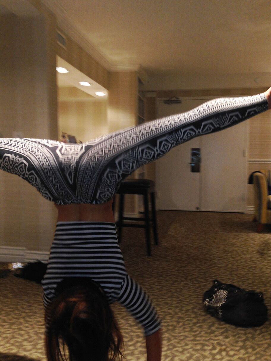 16 photos La flexible Kelsi Monroe montre ses jambes et son cul.