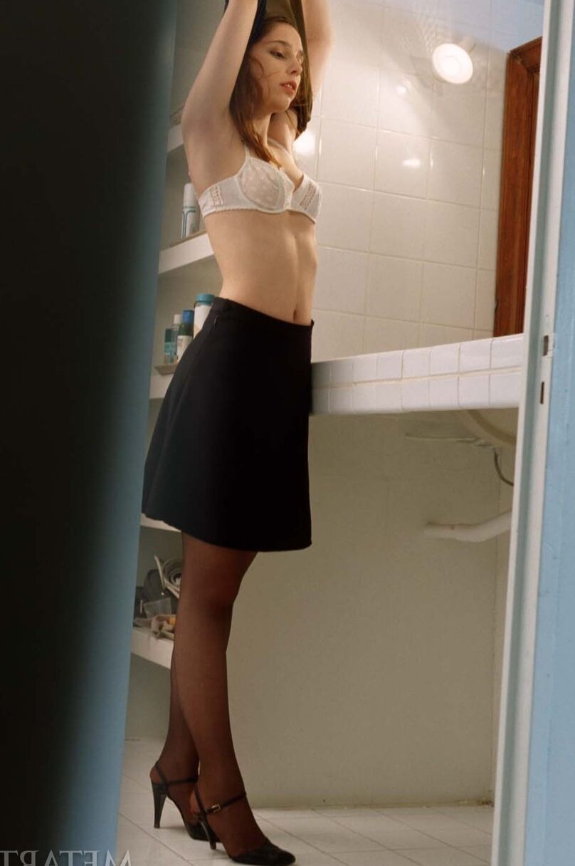 20 Fotos Adolescente morena inocente mostra sua bucetinha super peluda enquanto se troca