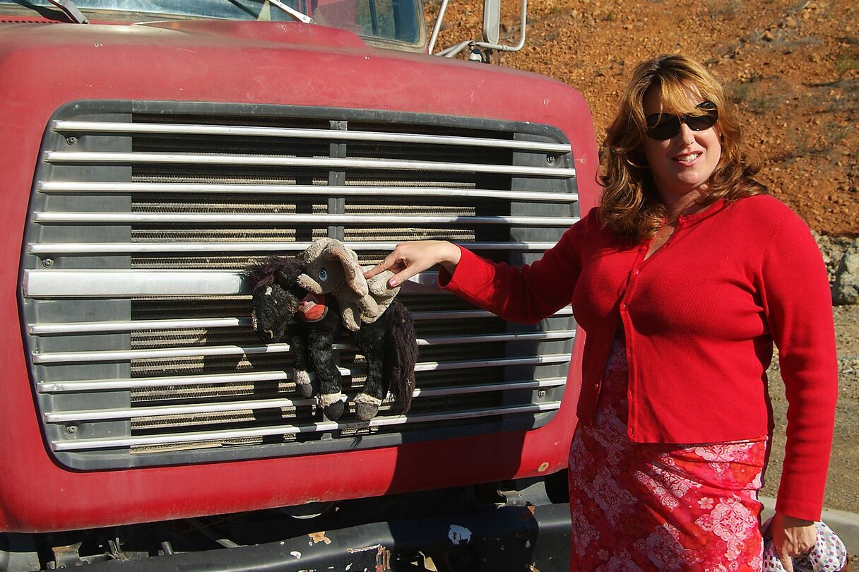 Marishka, amatrice mature, montre son corps potelé et ses gros seins sur un tracteur