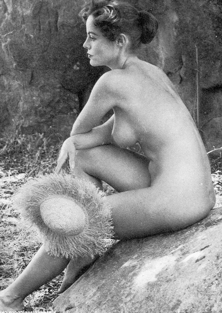 18 fotos Estrela pornográfica vintage com lindos peitos grandes posando nua e com meia-calça gostosa