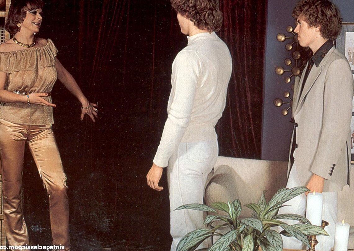 20 fotos Doces garotas vintage se despem e provam dois paus antes de um quarteto gostoso