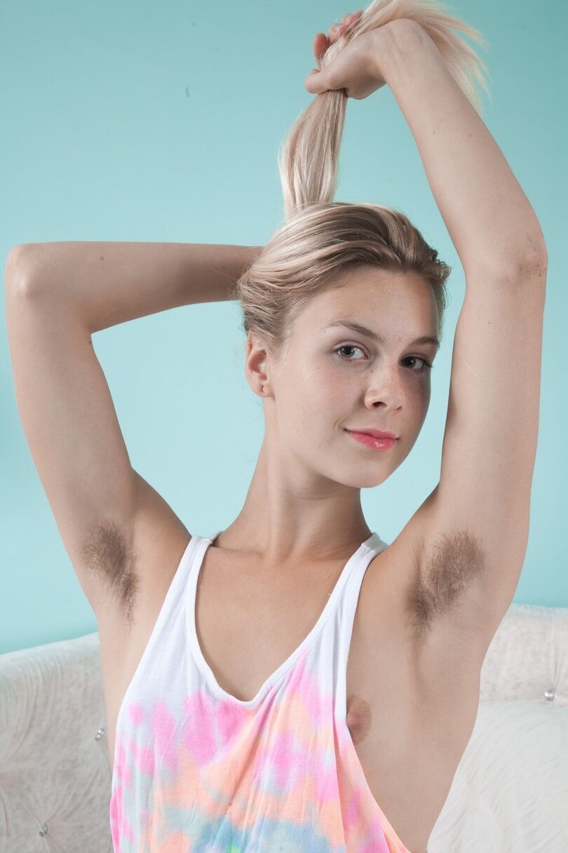 17 Bilder Die blonde russische Teenagerin Alecia Fox zeigt ihre kleinen Titten, ihren haarigen Muff und ihr Arschloch