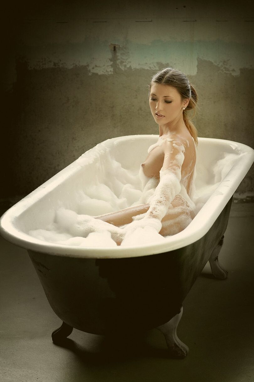 21 Fotos A beleza amadora Saju A brinca com seu corpo quente durante um banho de espuma