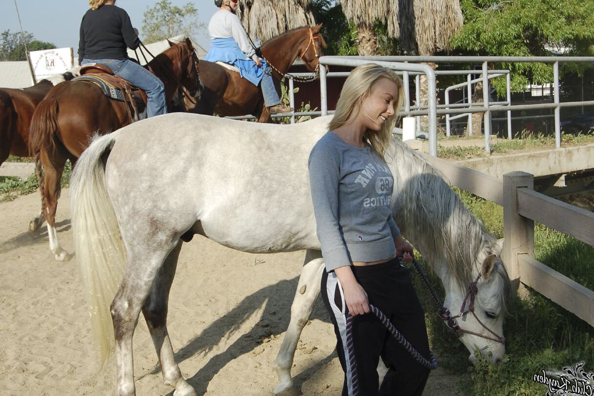20 Fotos Loira Americana MILF Kayden Kross brinca com seu cavalo no rancho