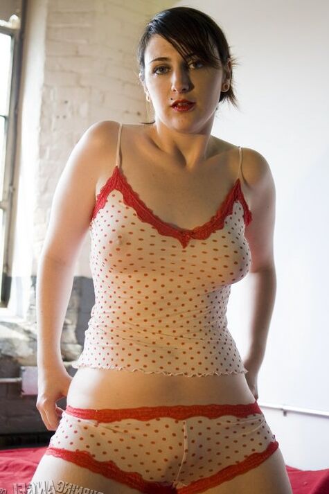 17 Fotos Garota tímida deitada na cama mostrando corpo pálido e sexy e seios naturais
