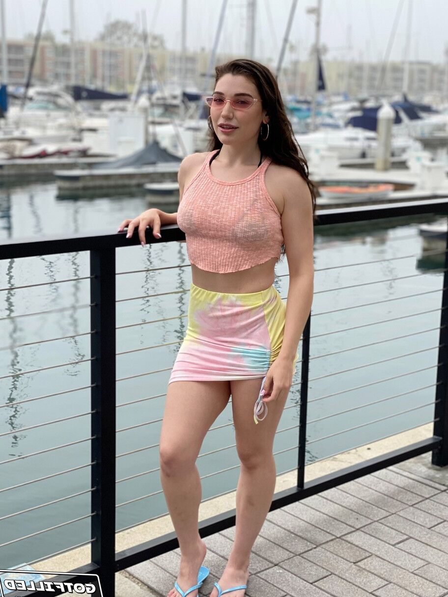 20 Fotos A deusa morena Lily Lou é dominada, fodida forte e enlouquecida