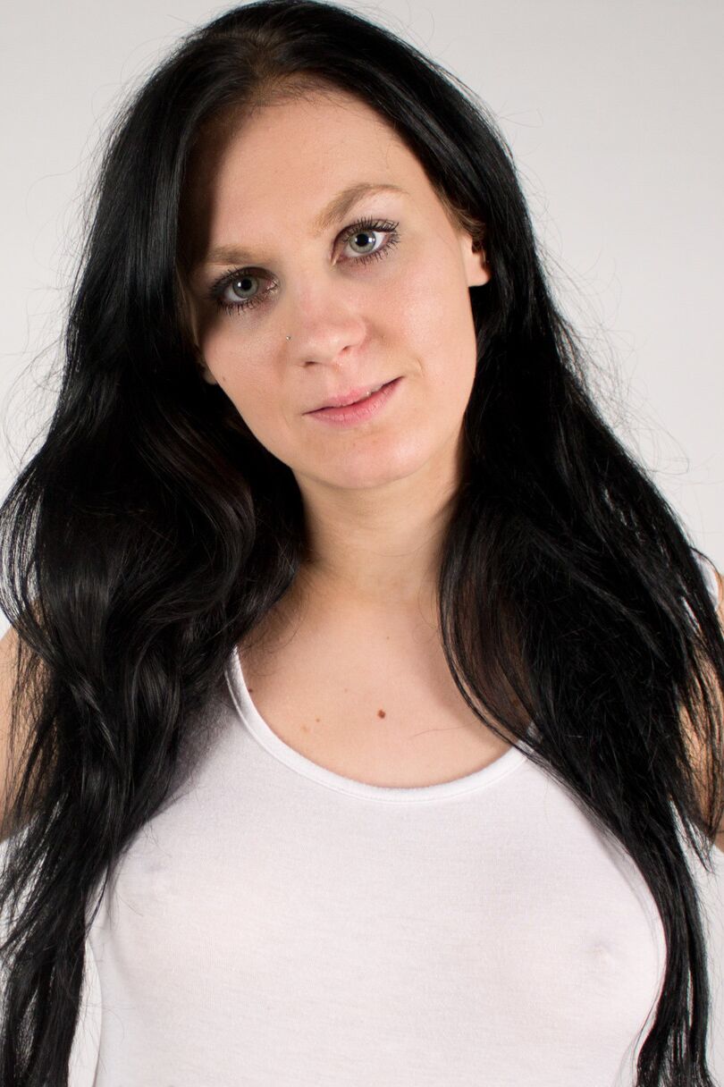 15 fotos Amateur de pelo oscuro expone sus bonitas tetas y chupa una polla en un casting