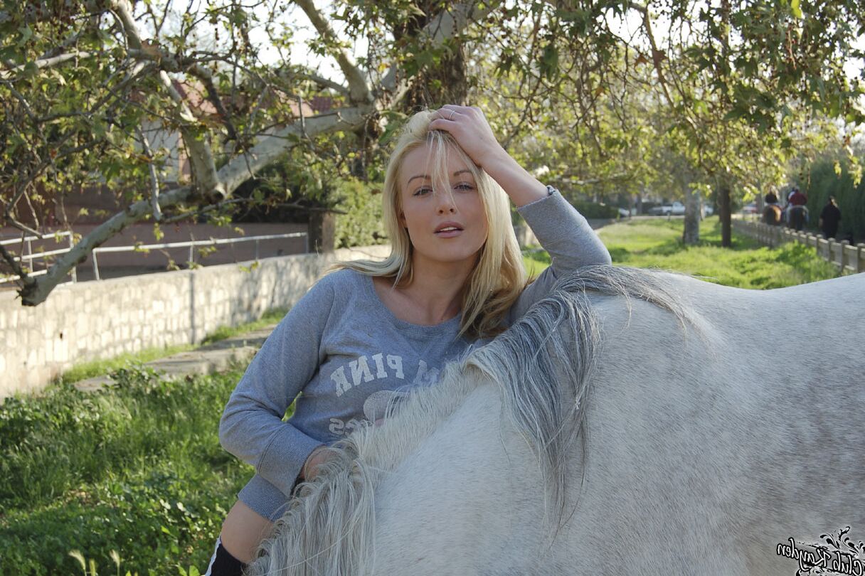 20 Fotos Loira Americana MILF Kayden Kross brinca com seu cavalo no rancho