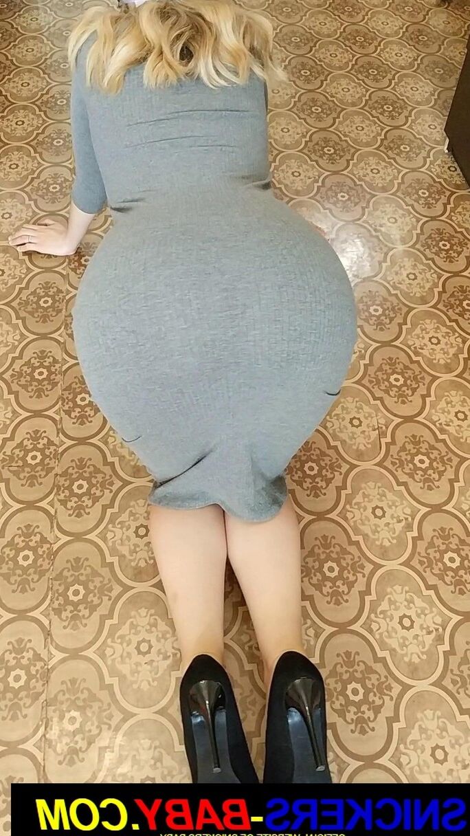 15 fotos A gata loira Snickers Baby mostra seu grande butim usando um vestido justo
